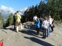 Im Rahmen des Feuerwehr-Aktionstages besuchte uns am 27. Juni 2014 die Volksschule und der Kindergarten Karrösten. Bei dieser Veranstaltung konnten die Kinder die Feuerwehr, ihre Aufgaben und Ausrüstung kennen lernen. Gemeinsam mit dem Feuerwehr-Maskottchen Flori wurden zuerst die Volksschüler und anschließend die Kindergartenkinder mit dem TLF und LFB abgeholt. Nach einer Fahrt durch unser Dorf folgte eine Löschervorführung am Gelände der Bodenaushubdeponie. Dabei wurde den Kindern die Gefährlichkeit von Feuer demonstriert. Unter Aufsicht durften die Kinder einen Brand mit Feuerlöscher und Löschdecke bekämpfen. Nach der Rückfahrt ins Feuerwehrhaus folgte eine wohlverdiente Pause für Groß und Klein. Anschließend wurde den Kindern die Feuerwehr in mehreren Stationen vorgestellt. Station 1: Zivilschutz – Bei dieser Station erhielten die Kinder einen Einblick in den Zivilschutz und die typischen Gefahren. Station 2: Alarmierung – Hier konnten die Kinder verschiedenste Alarmierungsmittel kennenlernen. Weiters wurde ihnen an einer Karte in der Florianstation unser Einsatzgebiet gezeigt. Station 3: Bekleidung – Unter fachkundiger Anleitung wurde den Kindern die Schutzbekleidung der Einsatzkräfte vorgestellt. Dabei durfte das Anprobieren von Einsatzjacke, Stiefel und Helm natürlich nicht fehlen. Station 4: Fahrzeuge – Bei der vorletzten Station konnten die Kinder unsere Einsatzfahrzeuge von innen und außen genauestens unter die Lupe nehmen. Weiters wurden ihnen die verschiedensten Feuerwehr-Ausrüstungsgegenstände und deren Funktion gezeigt. Station 5: Spritzen – Sichtlich am meisten Spaß hatten die Kinder beim Zielspritzen mit der Kübelspritze und Gartenschlauch auf die Spritzwand. Mit einem gemeinsamen Gruppenfoto endete ein spannender und lehrreicher Tag für die Kinder der Volksschule und des Kindergartens.