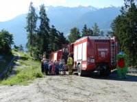 Im Rahmen des Feuerwehr-Aktionstages besuchte uns am 27. Juni 2014 die Volksschule und der Kindergarten Karrösten. Bei dieser Veranstaltung konnten die Kinder die Feuerwehr, ihre Aufgaben und Ausrüstung kennen lernen. Gemeinsam mit dem Feuerwehr-Maskottchen Flori wurden zuerst die Volksschüler und anschließend die Kindergartenkinder mit dem TLF und LFB abgeholt. Nach einer Fahrt durch unser Dorf folgte eine Löschervorführung am Gelände der Bodenaushubdeponie. Dabei wurde den Kindern die Gefährlichkeit von Feuer demonstriert. Unter Aufsicht durften die Kinder einen Brand mit Feuerlöscher und Löschdecke bekämpfen. Nach der Rückfahrt ins Feuerwehrhaus folgte eine wohlverdiente Pause für Groß und Klein. Anschließend wurde den Kindern die Feuerwehr in mehreren Stationen vorgestellt. Station 1: Zivilschutz – Bei dieser Station erhielten die Kinder einen Einblick in den Zivilschutz und die typischen Gefahren. Station 2: Alarmierung – Hier konnten die Kinder verschiedenste Alarmierungsmittel kennenlernen. Weiters wurde ihnen an einer Karte in der Florianstation unser Einsatzgebiet gezeigt. Station 3: Bekleidung – Unter fachkundiger Anleitung wurde den Kindern die Schutzbekleidung der Einsatzkräfte vorgestellt. Dabei durfte das Anprobieren von Einsatzjacke, Stiefel und Helm natürlich nicht fehlen. Station 4: Fahrzeuge – Bei der vorletzten Station konnten die Kinder unsere Einsatzfahrzeuge von innen und außen genauestens unter die Lupe nehmen. Weiters wurden ihnen die verschiedensten Feuerwehr-Ausrüstungsgegenstände und deren Funktion gezeigt. Station 5: Spritzen – Sichtlich am meisten Spaß hatten die Kinder beim Zielspritzen mit der Kübelspritze und Gartenschlauch auf die Spritzwand. Mit einem gemeinsamen Gruppenfoto endete ein spannender und lehrreicher Tag für die Kinder der Volksschule und des Kindergartens.