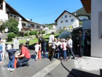 Im Rahmen des Feuerwehr-Aktionstages besuchte uns am 27. Juni 2014 die Volksschule und der Kindergarten Karrösten. Bei dieser Veranstaltung konnten die Kinder die Feuerwehr, ihre Aufgaben und Ausrüstung kennen lernen. Gemeinsam mit dem Feuerwehr-Maskottchen Flori wurden zuerst die Volksschüler und anschließend die Kindergartenkinder mit dem TLF und LFB abgeholt. Nach einer Fahrt durch unser Dorf folgte eine Löschervorführung am Gelände der Bodenaushubdeponie. Dabei wurde den Kindern die Gefährlichkeit von Feuer demonstriert. Unter Aufsicht durften die Kinder einen Brand mit Feuerlöscher und Löschdecke bekämpfen. Nach der Rückfahrt ins Feuerwehrhaus folgte eine wohlverdiente Pause für Groß und Klein. Anschließend wurde den Kindern die Feuerwehr in mehreren Stationen vorgestellt. Station 1: Zivilschutz – Bei dieser Station erhielten die Kinder einen Einblick in den Zivilschutz und die typischen Gefahren. Station 2: Alarmierung – Hier konnten die Kinder verschiedenste Alarmierungsmittel kennenlernen. Weiters wurde ihnen an einer Karte in der Florianstation unser Einsatzgebiet gezeigt. Station 3: Bekleidung – Unter fachkundiger Anleitung wurde den Kindern die Schutzbekleidung der Einsatzkräfte vorgestellt. Dabei durfte das Anprobieren von Einsatzjacke, Stiefel und Helm natürlich nicht fehlen. Station 4: Fahrzeuge – Bei der vorletzten Station konnten die Kinder unsere Einsatzfahrzeuge von innen und außen genauestens unter die Lupe nehmen. Weiters wurden ihnen die verschiedensten Feuerwehr-Ausrüstungsgegenstände und deren Funktion gezeigt. Station 5: Spritzen – Sichtlich am meisten Spaß hatten die Kinder beim Zielspritzen mit der Kübelspritze und Gartenschlauch auf die Spritzwand. Mit einem gemeinsamen Gruppenfoto endete ein spannender und lehrreicher Tag für die Kinder der Volksschule und des Kindergartens.